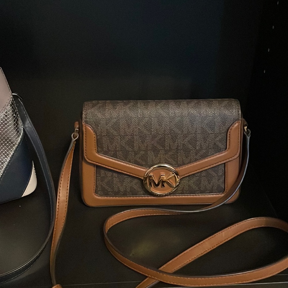 Like new Michael kors crossbody